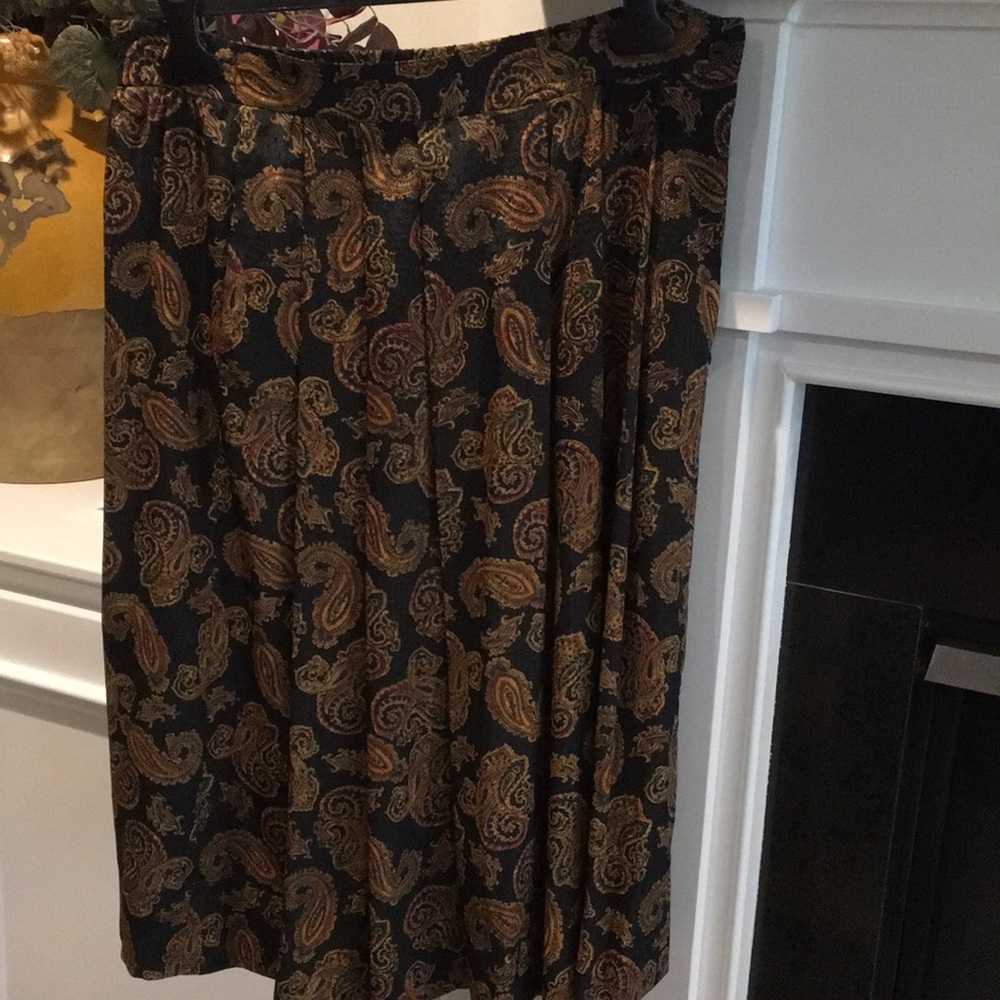Vintage Black paisley design A line pleated skirt.